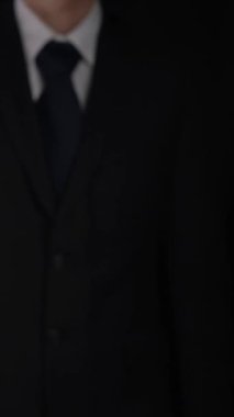 İşadamı robot sanayi devriminin ima edici teknolojisinin hologramını gösterdi. Sanal artırılmış gerçeklik, geleceksel HUD oluşturmak için 3 boyutlu görüntüleme ve animasyon ile oluşturulmuştur. .