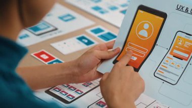 Mobil uygulama için kullanıcı arayüzü prototipi ya da masadaki modelli web sitesi için mükemmel bir şirket çalışanı planlaması. UX UI tasarımcısı kullanıcı dostu arayüz planını dikkate alır. Sinerjik