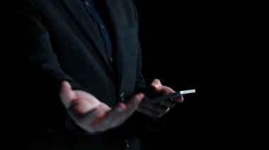 Eller, büyüme ve yönetim stratejileri gibi kritik iş kavramlarını gösteren, kalite ve maliyet arasındaki dengeyi sembolize eden yukarı ve aşağı oklar sergiliyor. Dörtgen