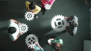 İşletme ekibinin çarkları bir araya getirmek için birlikte çalışması. Profesyonel çeşitli grupların dişli dişli ve tam beyaz dişli hava görüntüsü. Birlik ve takım çalışmasını temsil etti. Sempozyum.
