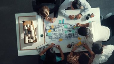 Proje yöneticisi ya da inşaat mühendisinin planlama ve planlama binasında yazışmalarının üst düzey görüntüsü. Toplantı masasında birlikte çalışan mimarın belgeyle birlikte havadan görünüşü. Hizalama.