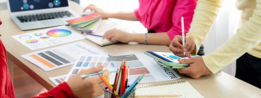 Kaliteli standartları karşılamak için çevrimiçi şirket işleri için uyum sistemi