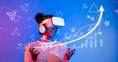 Genç bir kadın, büyümenin ve iş sembollerinin görselleri, yenilik ve girişimci ruhun somutlaştırılması ile çevrili sanal gerçeklik teknolojisiyle neşeyle etkileşime girer. XDMCP