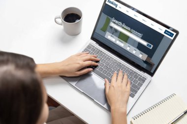 Çevrimiçi otel rezervasyon sitesi canlı rezervasyon sistemi sağlar. Seyahat teknolojisi kavramı .