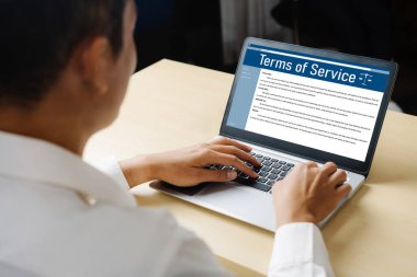 Kullanıcıların çevrimiçi hizmet dönemine anlaşma yapmaları için web sitesini aygıt ekranında kullanmada canlı kurallar ve yönetmelikleri gösteren çevrimiçi hizmet koşulları