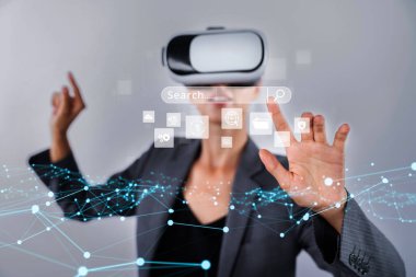 İş adamı, stratejik kararlar için değerli verileri çıkartarak arama motoru araştırması yapıyor. Kapsamlı araştırma ve SEO veri analizi için arama motorları kullanılıyor. FaaS