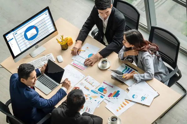 Bilgisayar ekranında rahatça görünen e-posta bildirim iletisi. Dijital pazarlama iletisi bilgi metni iş dünyasından müşteriye