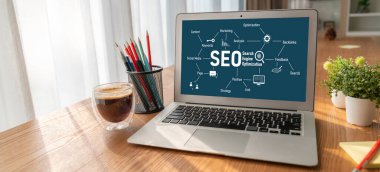 Model e-ticaret için SEO arama motoru optimizasyonu ve bilgisayar ekranında gösterilen çevrimiçi perakende işi