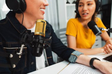 Güler yüzlü radyo etkili sunucuların kulaklık takması ve sosyal medyada canlı yayın yapması senaryo ve dizüstü bilgisayardan sabah stüdyo kaydında dinleyicilere canlı yayın yapması. İnfobahn.