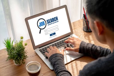 Çalışanların işe alım İnternet ağındaki iş fırsatlarını araması için mod web sitesinde online iş araması