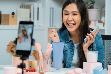 Kozmetik makyaj ve cilt bakımı koleksiyonunu inceleyen genç, güzel Asyalı müşteriler sosyal medyada konuşuyor. Güzellik ürünlerini sunuyorlar. Bulanık telefon kaydı yapıyorlar. Taktik.