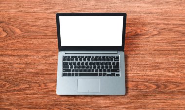 Tasarımınız için mod bilgisayardaki beyaz boş ekran monitör ekranında maket yapın