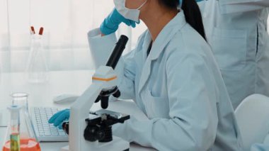 Bilimsel uzmanlığa, laboratuvar ekipmanlarına ve yenilikçi tıbbi biyoteknoloji yazılımına sahip laboratuvar sağlık araştırma ekibi yeni ilaçlar araştırıyor, tedavi geliştiriyor. Ağır çekim. Katı.