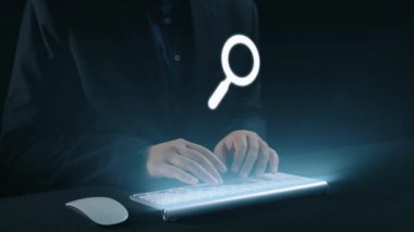 İş adamı, stratejik kararlar için değerli verileri çıkartarak arama motoru araştırması yapıyor. Kapsamlı araştırma ve SEO veri analizi için arama motorları kullanılıyor. Kullanıcı Kimliği