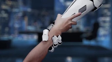 İnsan eliyle tokalaşan robotik bir kolu tasvir eden çarpıcı bir görsel modern kentsel arka plan karşısında yenilik ve işbirliğini sembolize ediyor. Auvana