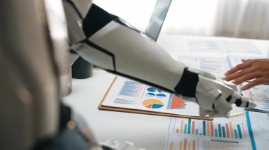 Yapay zeka teknolojisinin finansal raporlamayı, piyasa araştırmasını ve karar vermeyi geliştirdiği bir şirket toplantısı. Noogenesis Yapay Zeka