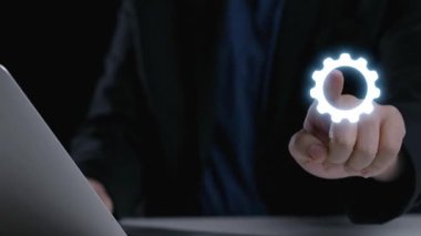 Kaliteyi, başarıyı ve profesyonel başarıyı simgeleyen parlak bir sertifika ve yıldızla birlikte dizüstü bilgisayarda yazı yazan modern bir çalışma alanı. Dörtgen