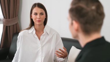 Psikolojik konsültasyon zihinsel problemde iyileşme kaydediyor, genç hasta terapi seansında, psikiyatrist de akıl hastalıkları konusunda tanı koyuyor. Zihinsel tedavi seansı. Düzenle