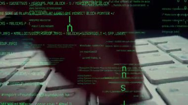 Bilgisayar klavyesinde çalışan ve soyut program kodları ve bilgisayar betiği gösteren bir adam tarafından bilgisayar programlama ve yazılım geliştirmenin yaratıcı görüntüsü