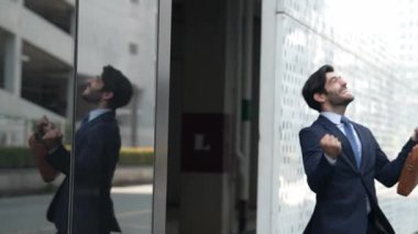 Profesyonel bir iş adamı mutlulukla dans ederken binadan çıkıyor. Beyaz dansçı yönetici terfi aldığı için kutlama yapıyor, satışlar artıyor, maaşlar artıyor. Sevinçli..
