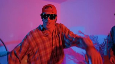 Neşeli beyaz dansçı, gündelik kıyafetleriyle dans ediyor ve arkadaşına tezahürat yapıyor. Kafkasyalı bir adam ve İspanyol bir hippi sokak dansı yaparken bir yandan da mutlu bir takıma bakıyorlar. Mutluluk.