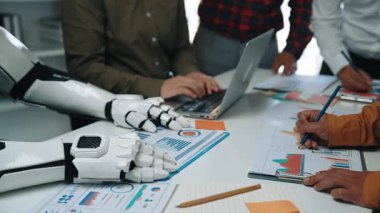 Bir planlama komitesi büyüme hedeflerini haritalarken, ham verileri kilit pazarlama taktikleri ve sağlam bir iş planına dönüştüren bir yapay zeka asistanıyla güçlerini birleştiriyor. Noogenesis Yapay Zeka