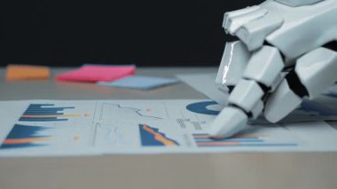 Pazarlama fikirlerini yenilemek ve stratejik kararları iyileştirmek için anahtar iş ölçümlerini analiz eden bir danışman ve bir yapay zeka asistanının yer aldığı modern bir ofis toplantısı. Noogenesis Yapay Zeka