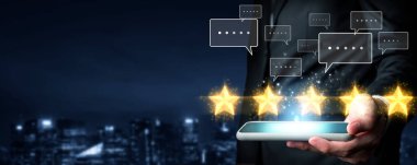 İş adamı müşteri memnuniyet değerlendirmesi verilerini analiz eder ve hizmet kalitesini artırmaya çalışır. Müşteri memnuniyeti ve sadakatini arttırmak için koz değerlendirmeleri. EIDE