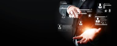 İş adamı kimlik güvenliğinin anahtarının üst düzey güvenlik uygulamalarıyla korunduğunu, kimlik hırsızlığının önlendiğini ve kimlik güvenliğinin artırıldığını keşfetti. Güvende kalın ve kimlik koruma stratejisine güvenin.