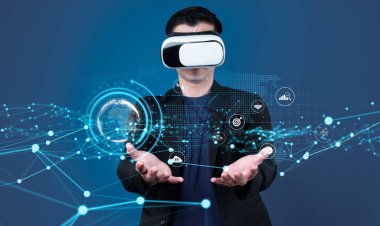 İş adamı, tahmin edilen büyük veri modellerinden gerçek zamanlı analizlere uzanan eğilimleri ve görüşleri ortaya çıkarmak için veri analizlerini derinlemesine inceleyerek, veri güdümlü kararların analitik endüstrileri nasıl ileri götürdüğünü öğrenir Faas