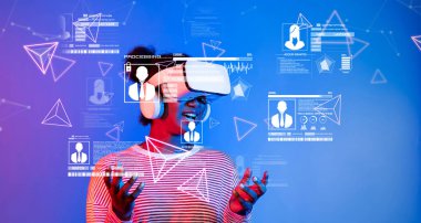 VR kulaklık takan, veri ve siber güvenliği temsil eden grafiklerle uğraşan, dijital kimlik ve korumanın önemini vurgulayan canlı bir sahne. XDMCP