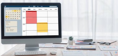 İnternet sitesinde canlı eleştiriler için çevrimiçi aplikasyon rezervasyon takvimi