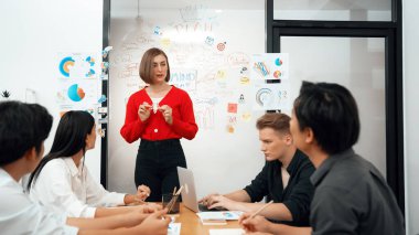 Genç ve güzel lider pazarlama stratejisini sunarken, uzman yatırımcı ve proje yöneticisi de şirket kurma toplantısında iş performansını analiz etmek için konferans veriyor. Tertemiz..