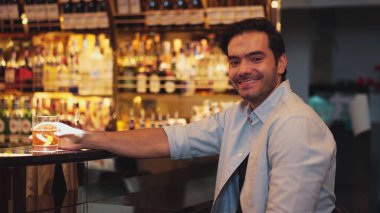 Eski usulde kokteyl içen gülümseyen zeki adam arkadaşlarıyla dans etmekten zevk alıyor ya da cuma günü lüks gişe barındaki gece kulübünde özel bir içki içiyor. Vinosity.