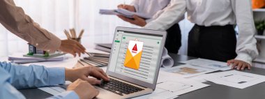 İç mimar tasarımcı grubu, daha kesin tasarım için planlar ve dizüstü bilgisayar ekran mimari yazılımı üzerinde birlikte tartışıyorlar. Modern ev tasarımı ve yenileme. İçgörü