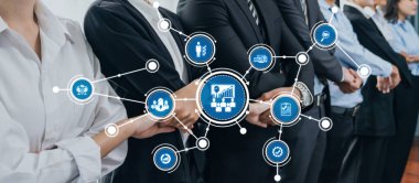 Stratejik tartışmalara katılan iş adamları, modern bir ofiste büyüme, işbirliği ve profesyonel başarıyı gösteren bilgi elemanlarıyla gösteriliyor. Dostluk