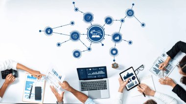 İnovasyon ve üretkenlik kavramları için ideal, iş analizleri ve işbirlikçi stratejiler sergileyen birden fazla aygıtla takım çalışmasını gösteren canlı bir modern ofis kurulumu. Dostluk