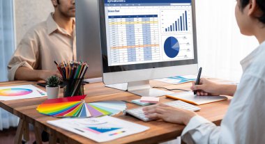 Hesap tablosu bilgi finansal başlangıç kavramı. Çevrimiçi analiz projesi için hesap tablosu belgelerinde veri ve grafikler