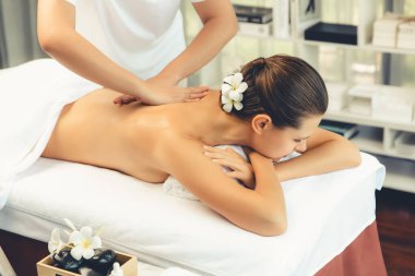 Kafkasyalı kadın müşteri stres önleyici spa masajının keyfini çıkarıyor ve lüks otel ya da oteldeki gündüz açık ortam güzellik salonunda güzellik teniyle eğleniyor. Sessiz.