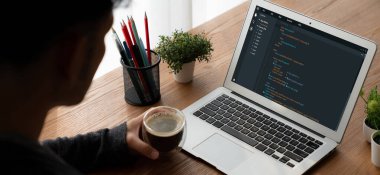 Model uygulama ve program kodlaması için bilgisayar ekranında yazılım geliştirme programlama