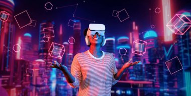 Gelecekçi şehirde dikilirken gözlüklü ve günlük giysiler giyen Afrikalı bir kız. Meta evrene erişen arttırılmış gerçeklik teknolojisini kullanarak oyun oynayan çekici bir oyuncu. Yapay zeka konsepti.