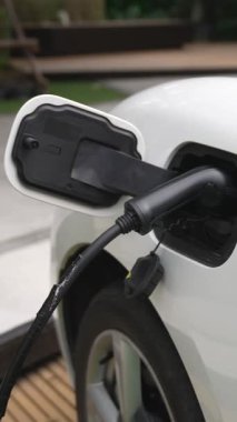 Elektrikli araba parkı ve şarj istasyonunun yanında şarj edilen enerji konseptinin sürdürülebilirliği. Çevresel koruma için yenilenebilir enerji tarafından kullanılan elektrikli araç.