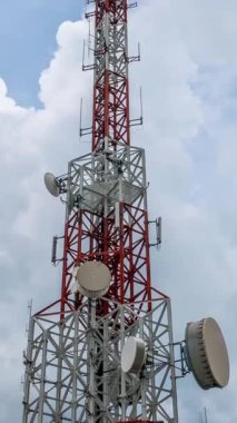 Telekomünikasyon kulesinin gökyüzüne ve arka plandaki bulutlara karşı zaman atlaması. İnternet ağ bağlantısı kavramı .