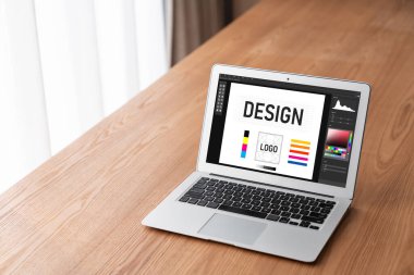 Web sayfasının modern tasarımı ve bilgisayar ekranında gösterilen ticari reklamlar için grafiksel tasarımcı yazılımı