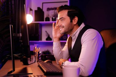 Gülümseyen akıllı işadamı, Mor Neon Dark Home Office 'in gelecek çeyreğinde ürün veritabanında iş grafikleri araştırma hedef pazarıyla uzaktan satış ekibiyle buluşacak. Tahmin et..