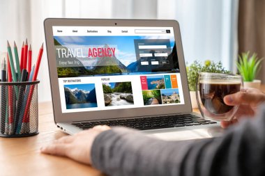 Model arama ve seyahat planlama için internet sitesi uçuş, otel ve tur rezervasyonları için anlaşma ve paket sunuyor