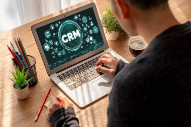 CRM işletme ve işletme için modern bilgisayarda müşteri ilişkileri yönetim sistemi