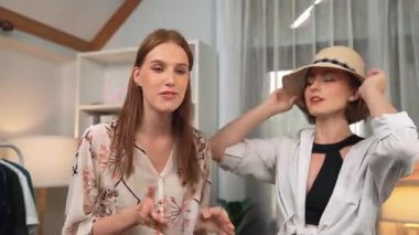 İki kadın nüfuzlu kişi canlı yayın yapan video klip eleştirisi kıyafetlerini sosyal medyada ya da blogda yayınlıyor. Stüdyo ışıklandırmalı mutlu genç kız çevrimiçi pazarlama oturumu yayını için..