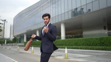 Başarılı bir iş adamı yürürken satışların artmasını kutluyor. Mutlu proje yöneticisi ya da erkek lider başarılı bir projeyle gurur duyuyor, terfi alıyor, iş buluyor. Aşırı sevinç ve mutluluk. Sevinçli..