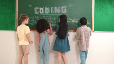 Değişik öğrenci yazılarının arka plan görüntüsü teknede hızlı yazarken, kız kendinden emin bir şekilde kollarını kavuşturarak kameraya bakıyor. Bir grup mutlu çocuk tahtayı kullanarak plan yapıyor. Pedagoji.